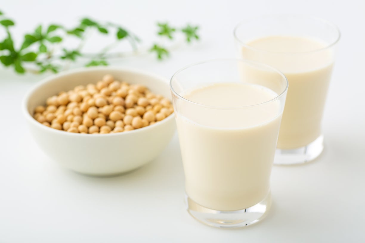 豆乳・アーモンドミルク・オーツミルクの違いは？栄養価や味を比較